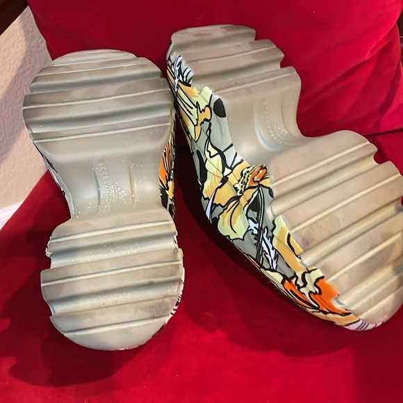 Limited edition Adidas Stella McCartney
Graphic Clog - Picture 3 of 6